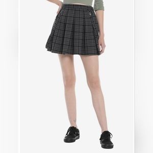 Hot topic suspender skirt